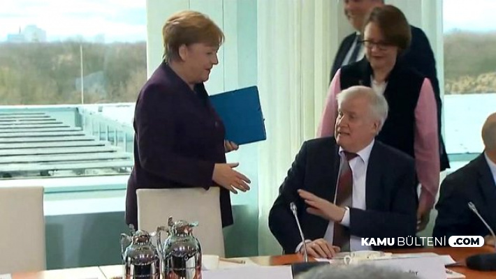 Almanya'da İlginç Görüntü! Koronavirüs Salgını Nedeniyle Başbakanın Elini Sıkmadı Almanya'da İlginç Görüntü! Koronavirüs Salgını Nedeniyle Başbakanın Elini Sıkmadı