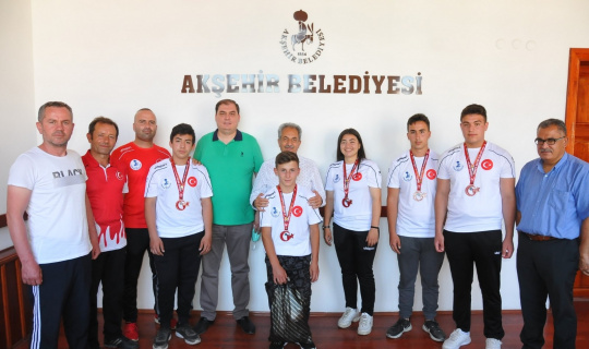 Akşehir Belediyesinden başarılı sporculara altın