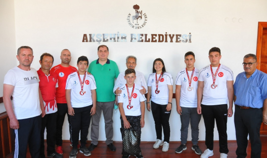 Akşehir Belediyesinden başarılı sporculara altın Akşehir Belediyesinden başarılı sporculara altın