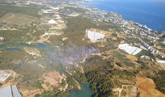 Alanya’da çıkan yangında 1 hektarlık orman arazisi yandı