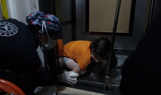 Asansörde dehşet anları: 10 yaşındaki kızın kolu asansöre sıkıştı