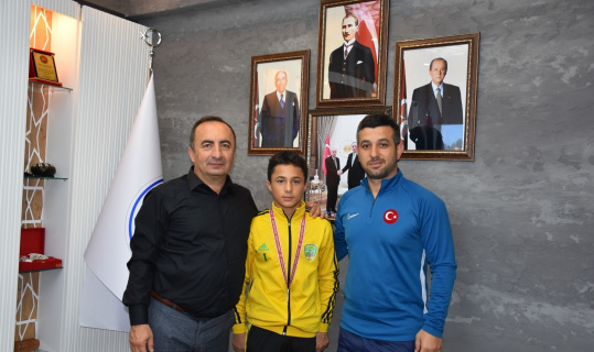 Başkan Sülük’ten başarılı sporcuya ödül Başkan Sülük’ten başarılı sporcuya ödül