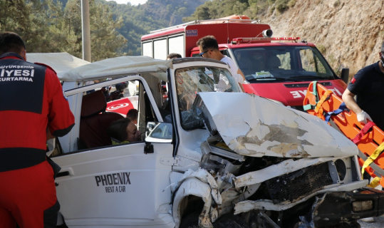 Fethiye’de otomobil ile cip çarpıştı: 8 yaralı Fethiye’de otomobil ile cip çarpıştı: 8 yaralı