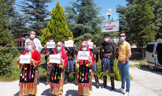 Halk oyunları ekibi yöresel kıyafetlerini giyip aşı olmaya geldi Halk oyunları ekibi yöresel kıyafetlerini giyip aşı olmaya geldi