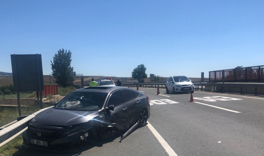 Otomobil çelik bariyere çarptı: 2 yaralı Otomobil çelik bariyere çarptı: 2 yaralı
