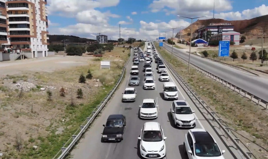 43 ilin geçiş güzergahında "son gün" trafik yoğunluğu: Kilit kavşakta yine aynı manzara