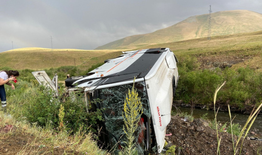 Ağrı’da yolcu otobüsü devrildi: 27 yaralı Ağrı’da yolcu otobüsü devrildi: 27 yaralı