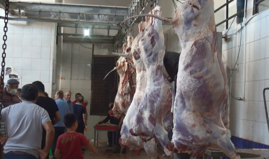 Ahlat Derneklerinden 900 aileye kurban eti Ahlat Derneklerinden 900 aileye kurban eti