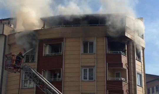 Alevlerin esir aldığı dairedeki 8 yaşındaki çocuğu yanmaktan vatandaşlar kurtardı Alevlerin esir aldığı dairedeki 8 yaşındaki çocuğu yanmaktan vatandaşlar kurtardı
