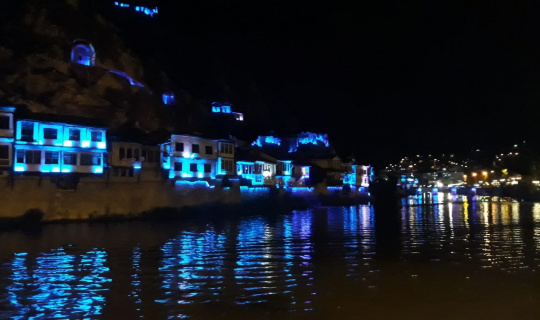 Amasya Kalesi ve Yalıboyu evleri maviye büründü Amasya Kalesi ve Yalıboyu evleri maviye büründü