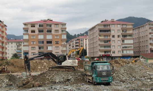 Arhavi ilçe merkezinin tekrar göle dönmemesi için Kapisre Deresi’nde tahkimat çalışması yapılıyor Arhavi ilçe merkezinin tekrar göle dönmemesi için Kapisre Deresi’nde tahkimat çalışması yapılıyor