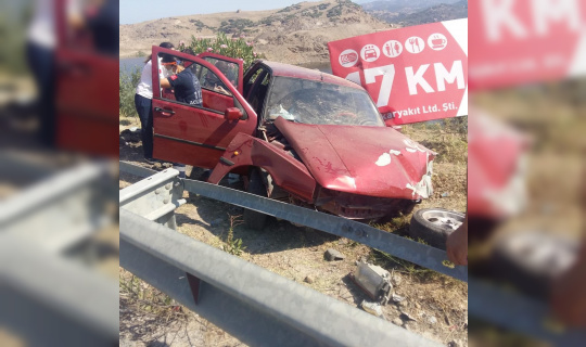 Bariyerlere çarpan otomobildeki 3 kişi yaralandı Bariyerlere çarpan otomobildeki 3 kişi yaralandı