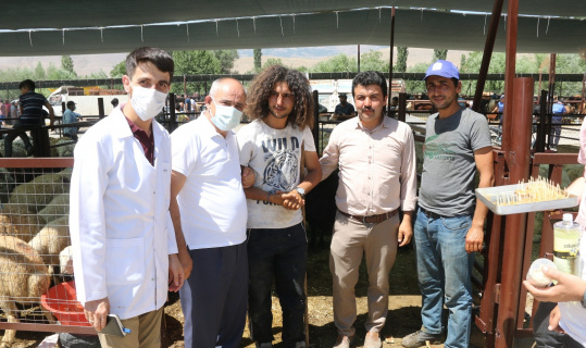 Başkan Öztürk’ten kurban pazarı ziyareti Başkan Öztürk’ten kurban pazarı ziyareti