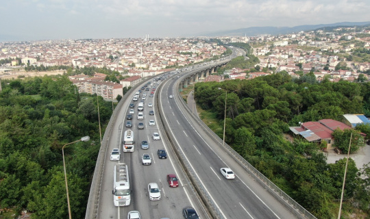 Bayramın ikinci günü yola çıkanlar TEM’i kilitledi Bayramın ikinci günü yola çıkanlar TEM’i kilitledi