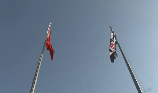 Beşiktaş’ın şampiyonluk bayrağı Şampiyonluk Anıtı’na çekildi
