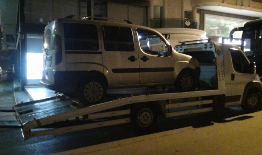Çekici üzerinde olduğunu unutup aracının kapısını açınca yola düştü Çekici üzerinde olduğunu unutup aracının kapısını açınca yola düştü