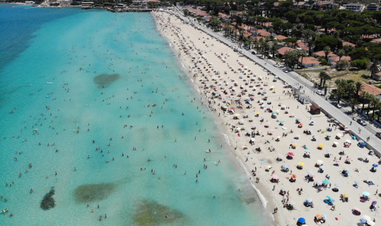 Çeşme’de nüfus 1 milyonu aştı; plajlardaki kalabalık havadan görüntülendi