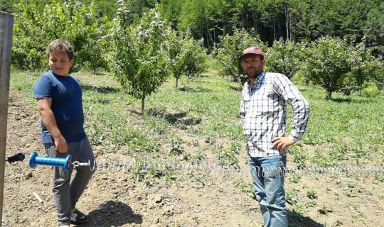 Dağın zirvesindeki bahçesini yaban hayvanlarından böyle koruyor Dağın zirvesindeki bahçesini yaban hayvanlarından böyle koruyor