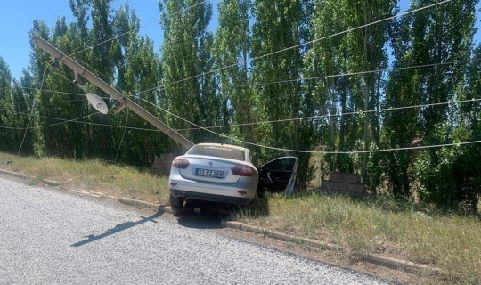 Direksiyon hakimiyetini kaybetti, direğe çarptı Direksiyon hakimiyetini kaybetti, direğe çarptı