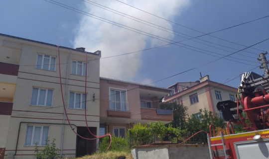 Edirne’de bir apartmanın çatısında çıkan yangın söndürüldü Edirne’de bir apartmanın çatısında çıkan yangın söndürüldü