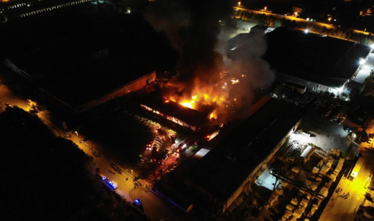 Elazığ Organize Sanayi Bölgesinde(OSB) bir fabrikada yangın çıktı, çok sayıda ekip yangına müdahale etmeye başladı