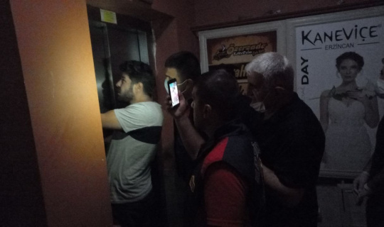 Erzincan’da asansörde mahsur kalan 3 kişi uzun uğraşlar sonucu kurtarıldı