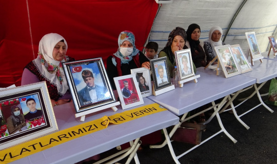 Evlat nöbetindeki aileler bayramın ikinci gününde de çadırda bekliyor Evlat nöbetindeki aileler bayramın ikinci gününde de çadırda bekliyor