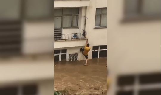 Evleri suyla dolan çift komşularının uzattığı ip yardımıyla hayata tutundu Evleri suyla dolan çift komşularının uzattığı ip yardımıyla hayata tutundu