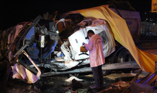 Gaziantep’te kamyon yön levhasına çarptı:1 ölü