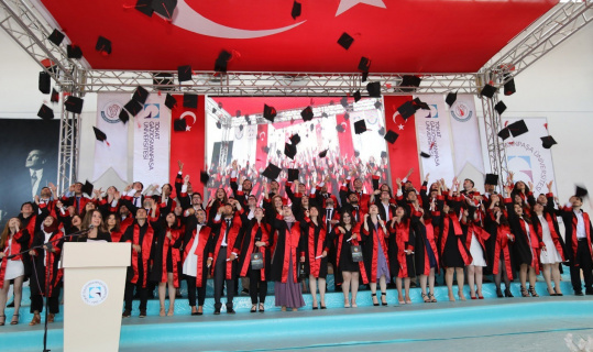 Genç diş hekimlerinin mezuniyet heyecanı Genç diş hekimlerinin mezuniyet heyecanı