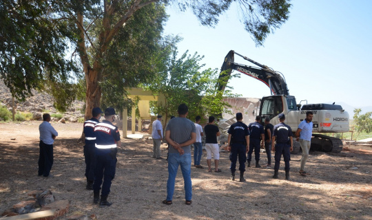 Gölbaşı Gölü çevresindeki metruk binalar yıkılıyor Gölbaşı Gölü çevresindeki metruk binalar yıkılıyor