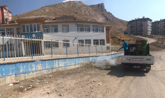 Hakkari belediyesi kurban kesim yerlerini ilaçladı Hakkari belediyesi kurban kesim yerlerini ilaçladı