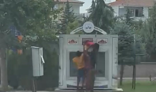 İhtiyaç sahipleri için paylaşım noktasına bırakılan elbiseleri çaldılar İhtiyaç sahipleri için paylaşım noktasına bırakılan elbiseleri çaldılar