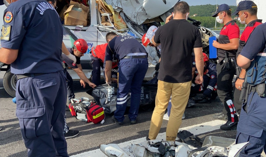 İngiliz plakalı minibüs sulama tankerine çarptı: 1 ölü İngiliz plakalı minibüs sulama tankerine çarptı: 1 ölü