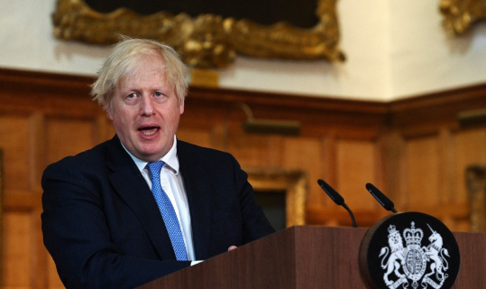 İngiltere Başbakanı Johnson: "Maske zorunluluğu kalkacak"