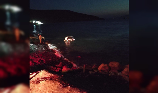 İzmir’de otomobil denize yuvarlandı: 1 yaralı İzmir’de otomobil denize yuvarlandı: 1 yaralı