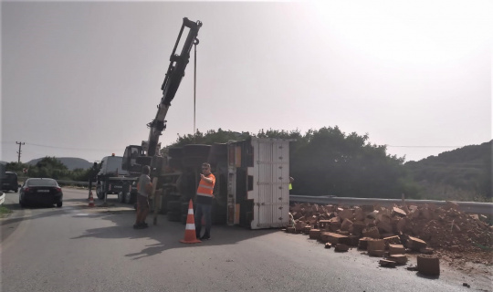 İzmir’de virajı alamayan tuğla yüklü tır devrildi: 1 yaralı İzmir’de virajı alamayan tuğla yüklü tır devrildi: 1 yaralı
