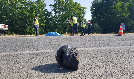 İzmir’deki feci kazada motosiklet sürücüsü yaşamını yitirdi İzmir’deki feci kazada motosiklet sürücüsü yaşamını yitirdi
