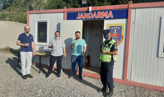 Jandarma ekiplerinden sürücülere çay ve şeker ikramı Jandarma ekiplerinden sürücülere çay ve şeker ikramı