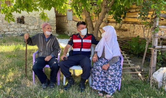 Jandarmadan şehit ailelerine ziyaret Jandarmadan şehit ailelerine ziyaret