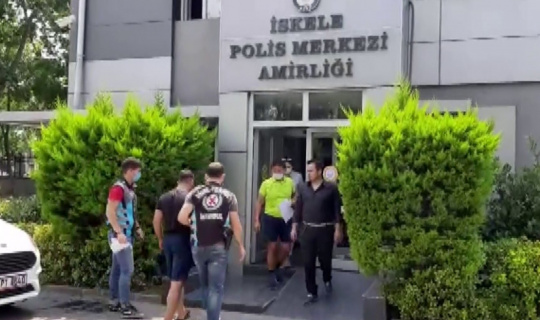 Kadıköy’de boş arsada değnekçilik yapan şahıs yakalandı