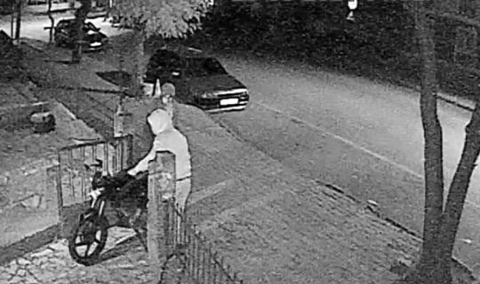 Kapşonlu gençlerin motosiklet hırsızlığı kamerada Kapşonlu gençlerin motosiklet hırsızlığı kamerada