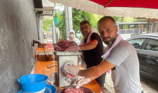 Kasap ve marketlerde kıyma çektirme yoğunluğu Kasap ve marketlerde kıyma çektirme yoğunluğu