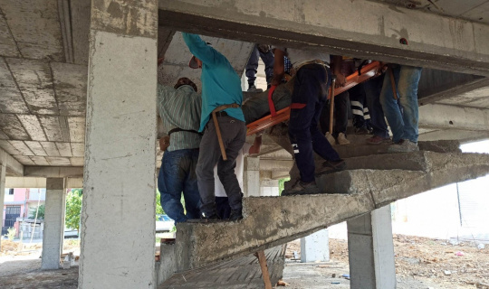 Konya’da inşaattan düşen işçi yaralandı Konya’da inşaattan düşen işçi yaralandı