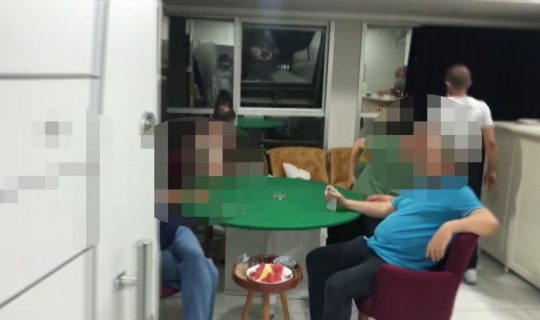 Korona virüs tedbirlerini hiçe sayarak kumar oynayan şahıslara suçüstü baskın Korona virüs tedbirlerini hiçe sayarak kumar oynayan şahıslara suçüstü baskın