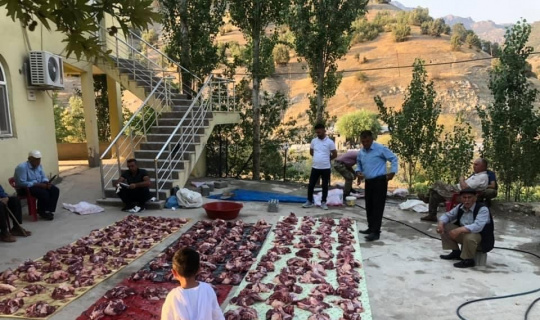 Köydeki tüm kurbanlar cami avlusunda kesilip her eve eşit dağıtılıyor Köydeki tüm kurbanlar cami avlusunda kesilip her eve eşit dağıtılıyor