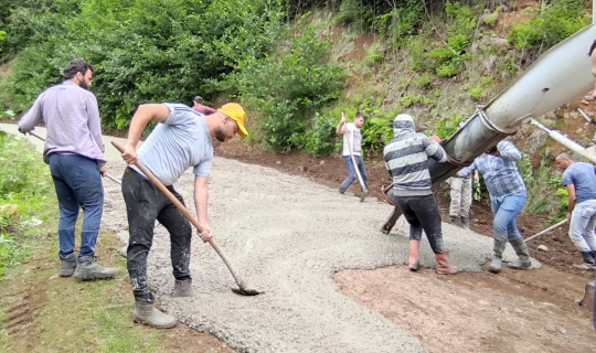 Köyün gençleri "Her şeyi devletten beklememek lazım" dediler, yayla yollarına kendileri beton döktüler Köyün gençleri "Her şeyi devletten beklememek lazım" dediler, yayla yollarına kendileri beton döktüler