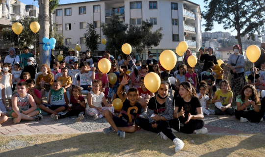 Kuşadası Belediyesi çocukların karne sevincine ortak oldu