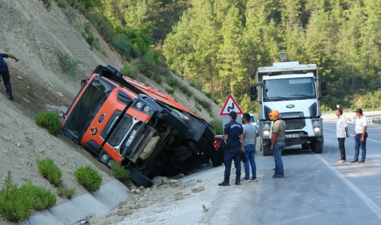 Lastiği patlayan kamyon devrilerek alev alev yandı Lastiği patlayan kamyon devrilerek alev alev yandı