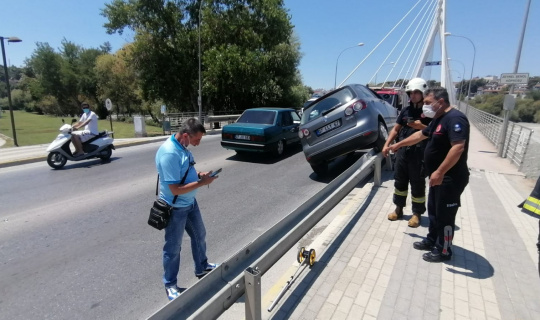 Lastiği patlayan otomobil bariyer üzerinde 40 metre gittikten sonra durabildi Lastiği patlayan otomobil bariyer üzerinde 40 metre gittikten sonra durabildi